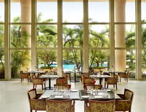 Bazén v ubytování Hillview Golf Resort Dongguan nebo v jeho okolí
