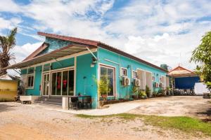 une maison avec un bleu dans l'établissement OYO 902 Life and Love Resort, à Ban Khlong Haeng