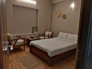 Un pat sau paturi într-o cameră la Hotel Blossom