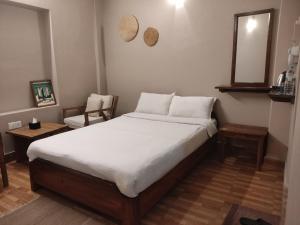 Un pat sau paturi într-o cameră la Hotel Blossom
