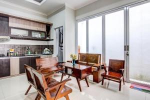 Nhà bếp/bếp nhỏ tại OYO 92479 Pasadena House