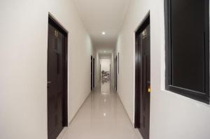 Fotografie z fotogalerie ubytování Hanna Residence near RSPI Puri Indah Mitra RedDoorz v destinaci Meruya-hilir + 14 fotografií