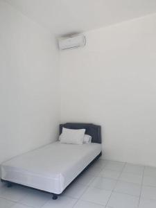 Ένα ή περισσότερα κρεβάτια σε δωμάτιο στο OYO Life 92779 Kost Arjuna