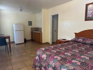 Η κουζίνα ή μικρή κουζίνα στο Kentucky Motel +3 φωτογραφίες