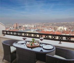 فندق كادينس ديزاين في أنقرة: طاولة مع كؤوس للنبيذ على شرفة مطلة