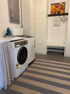 a washer and dryer in a room at Hidden Hedges - 5 min walk to town in Daylesford