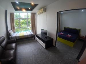 Haad Klong SonにあるAt Seacondo-1 Bedroom-A07のリビングルーム(鏡、ベッド、ソファ付) +5枚の写真