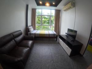 Haad Klong SonにあるAt Seacondo-1 Bedroom-A07のリビングルーム(ソファ、ベッド、窓付)