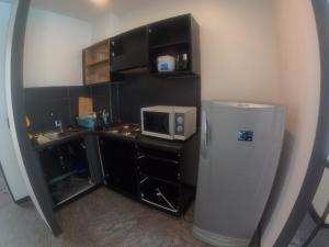 Haad Klong SonにあるAt Seacondo-1 Bedroom-A07の小さなキッチン(電子レンジ、冷蔵庫付)