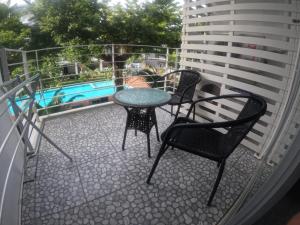 Haad Klong SonにあるAt Seacondo-1 Bedroom-A07のパティオ(椅子3脚、テーブル付)