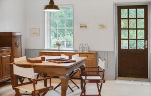 eine Küche mit einem Holztisch und Stühlen in der Unterkunft Stunning Home In Sjællands Odde in Yderby