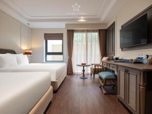 Postel nebo postele na pokoji v ubytování Azalea Sapa Hotel