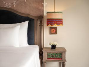 Postel nebo postele na pokoji v ubytování Azalea Sapa Hotel