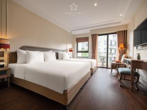 Postel nebo postele na pokoji v ubytování Azalea Sapa Hotel
