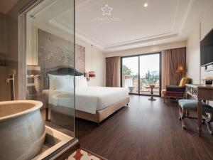 Postel nebo postele na pokoji v ubytování Azalea Sapa Hotel