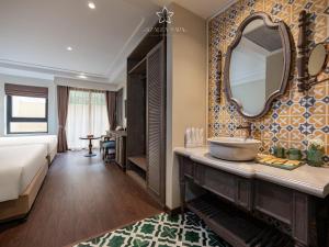 Postel nebo postele na pokoji v ubytování Azalea Sapa Hotel