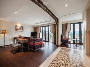 TV a/nebo společenská místnost v ubytování Azalea Sapa Hotel