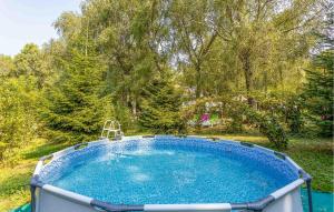 Der Swimmingpool an oder in der Nähe von Nice Apartment In Ledenice With Wifi