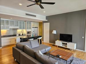Una sala de estar con un sofá y un televisor de pantalla plana. en Resort Style Haven 3BR6pax St Mary KLCC Twin Towers View, en Kuala Lumpur