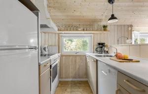 Kuchyň nebo kuchyňský kout v ubytování Holiday Home Torndrup Tværvej