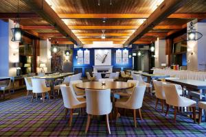 une salle à manger avec des tables et des chaises dans l'établissement Cihelny Golf & Wellness Resort, à Karlovy Vary