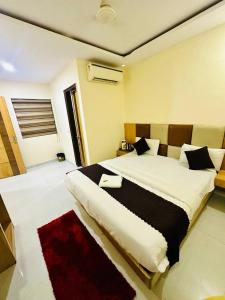 Postel nebo postele na pokoji v ubytování Hotel Bramhaputra Near New Delhi Railway Station