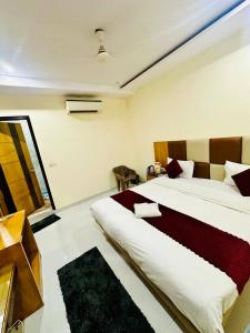 Postel nebo postele na pokoji v ubytování Hotel Bramhaputra Near New Delhi Railway Station
