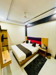 Postel nebo postele na pokoji v ubytování Hotel Bramhaputra Near New Delhi Railway Station