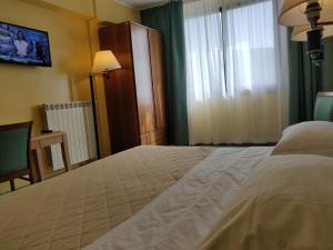 Postelja oz. postelje v sobi nastanitve Albergo Conte Max