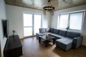 una sala de estar con un sofá y una mesa en Vila Linet, en Poprad