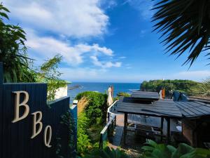 uma vista do oceano de uma casa em 湯と風の宿 恵比寿 em Shimoda