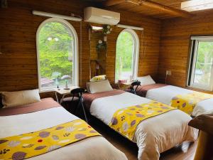 Postel nebo postele na pokoji v ubytování 民泊JOYFUL天然温泉付きログハウス