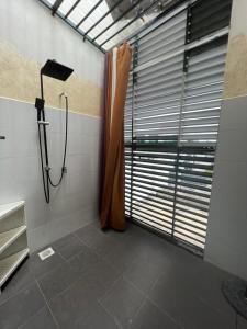 a bathroom with a shower and a shower curtain at Sawah padi Banglo Corner Lot 4 Bilik dan Ruang Tamu Aircond dan Free wifi 500m dari Hospital Sultanah Bahiyah Alor Setar in Langgar
