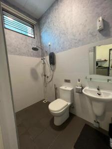 a bathroom with a toilet and a sink at Sawah padi Banglo Corner Lot 4 Bilik dan Ruang Tamu Aircond dan Free wifi 500m dari Hospital Sultanah Bahiyah Alor Setar in Langgar