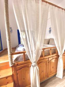 Postel nebo postele na pokoji v ubytování Emborios Views - Holiday House + 19 fotografií