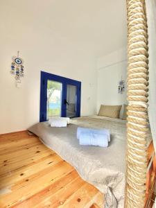 Postel nebo postele na pokoji v ubytování Emborios Views - Holiday House