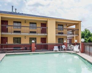 タスカルーサにあるEcono Lodge Inn & Suites I-20, exit 73の建物のあるホテルの前のプール +94枚の写真