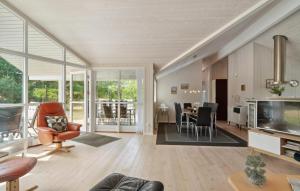 Posezení v ubytování 4 Bedroom Gorgeous Home In Glesborg