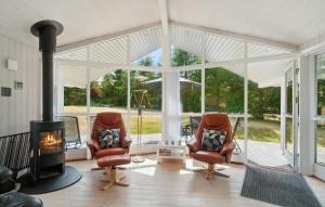 Posezení v ubytování 4 Bedroom Gorgeous Home In Glesborg