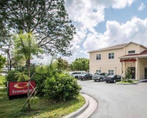 オーランドにあるQuality Inn Kissimmee West - Lake Buena Vista Southの駐車場を利用したホテル