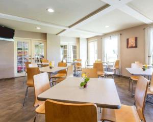 a dining room with tables and chairs and tablesktop at Quality Inn San Bernardino - Loma Linda in San Bernardino