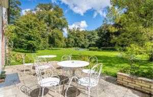 un patio con tavoli e sedie in giardino di Magnifique Maison Avec Piscine a Villotran Altre 30 foto