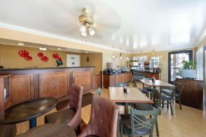a restaurant with tables and chairs and a bar at Best Western Hanford Inn in Hanford