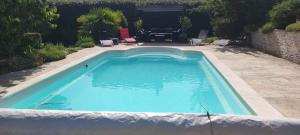 Bazén v ubytovaní Gîte la Pradelienne en Cévennes avec piscine privée alebo v jeho blízkosti
