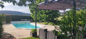 Bazén v ubytovaní Gîte la Pradelienne en Cévennes avec piscine privée alebo v jeho blízkosti