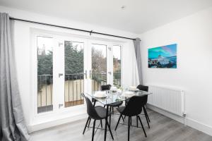 Μια τηλεόραση ή/και κέντρο ψυχαγωγίας στο CoZy Apartments With King Size Beds Near Enfield Town & Chase Farm Train Stations With Wifi and Parking