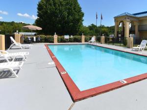 Πισίνα στο ή κοντά στο Days Inn Little Rock South +19 φωτογραφίες