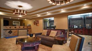 a living room with a couch and a bar at Best Western Manhattan Inn in Manhattan