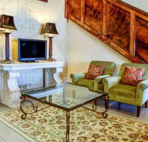 a living room with two chairs and a coffee table at Comfort Inn Bessemer Birmingham South in Bessemer