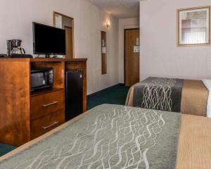TV a/nebo společenská místnost v ubytování Quality Inn Waynesburg - Morrisville